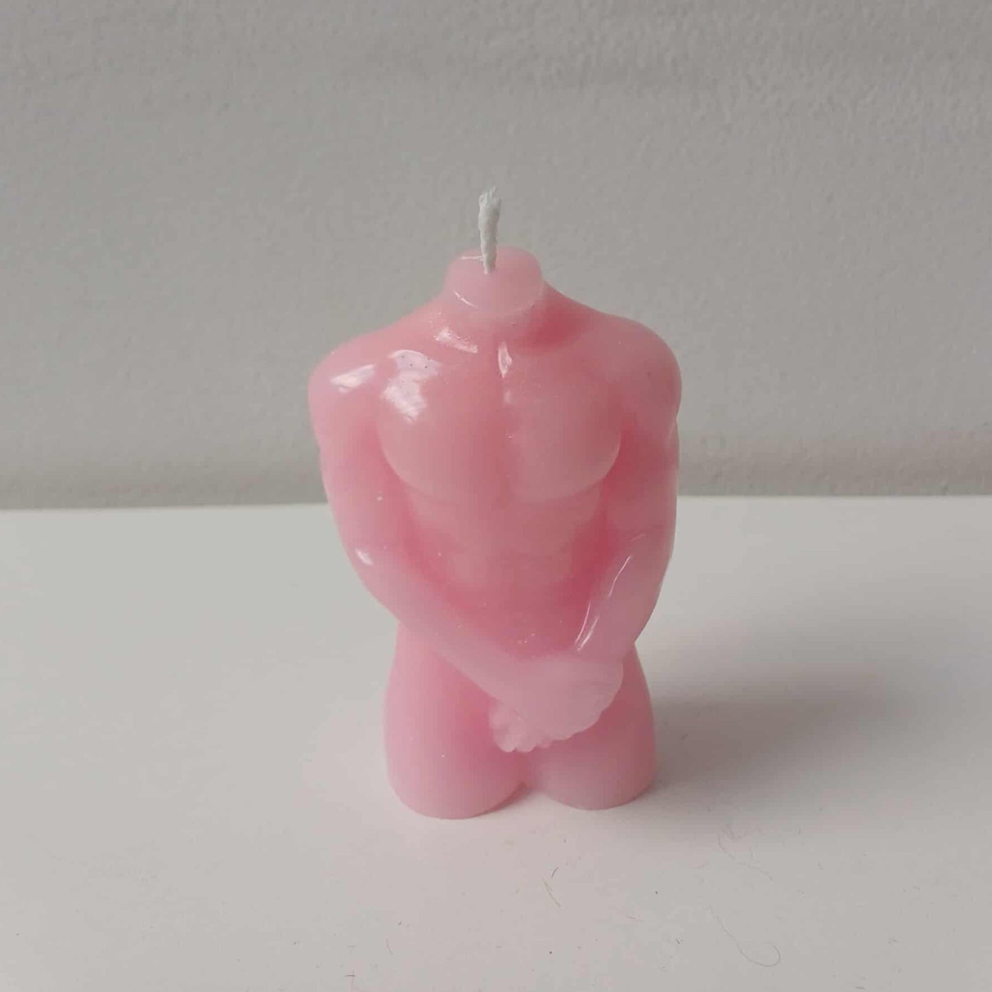 Verlegen Man Sixpack